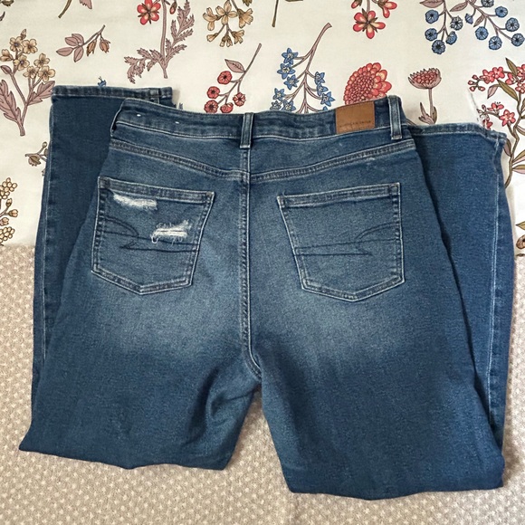 American eagle medium blue, slightly distressed  mom jeans - size 10 - Picture 5 of 5